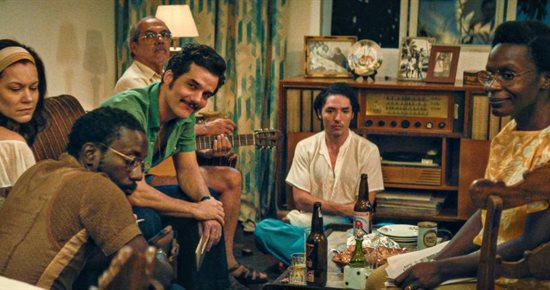 Une jambe poilue dans un requin mort