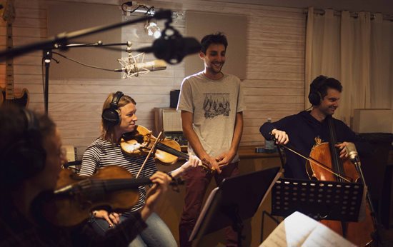 A l’écoute en direct et ensemble