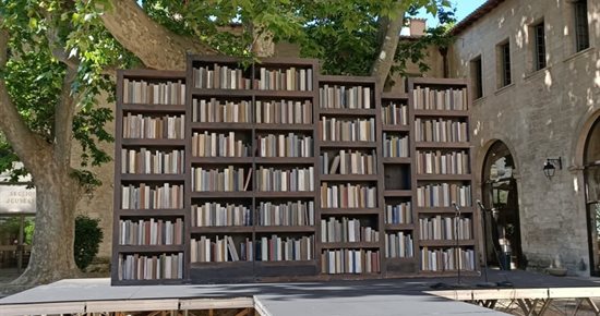Hamlet au pied du mur.