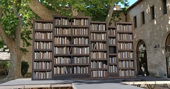 Hamlet au pied du mur.