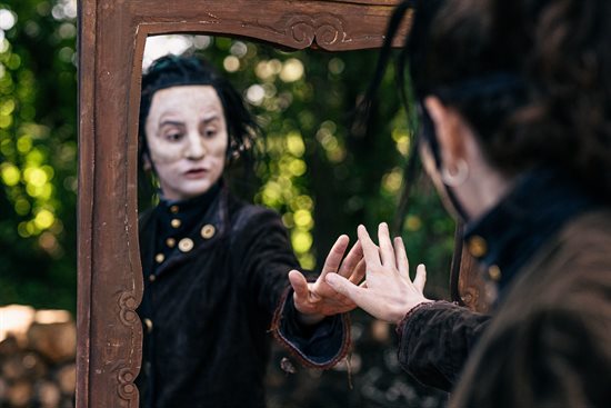 De l’autre côté de l’armoire